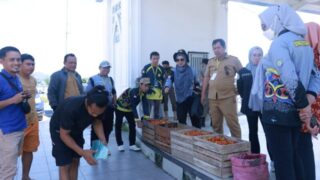 antisipasi Lonjakan harga Jelang Lebaran, Sekda Bombana Kenalkan alternatif Lapak Tani untuk Warga